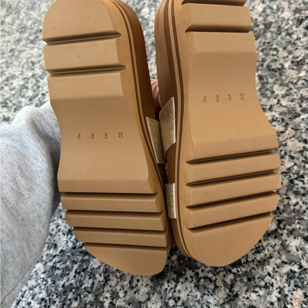 NWOT Reef Cusion Vista Higher Women's Platform Sandals in Gold - Picture 7 of 9